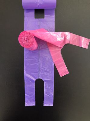 Τσάντες αγορών μπλουζών στη χρήση γραφείων και σπιτιών ρόλων, ρόδινος και πορφυρός, επιτραπέζιο δοχείο απορριμμάτων