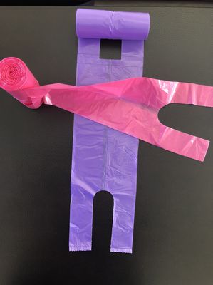 Τσάντες αγορών μπλουζών στη χρήση γραφείων και σπιτιών ρόλων, ρόδινος και πορφυρός, επιτραπέζιο δοχείο απορριμμάτων